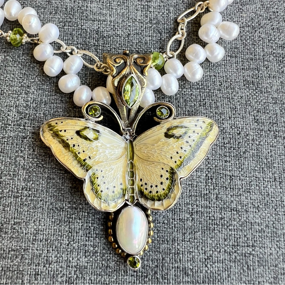 Mars And Valentine Echo Of The Dreamer Pearl Necklace With Butterfly Pendant - Picture 2 of 5